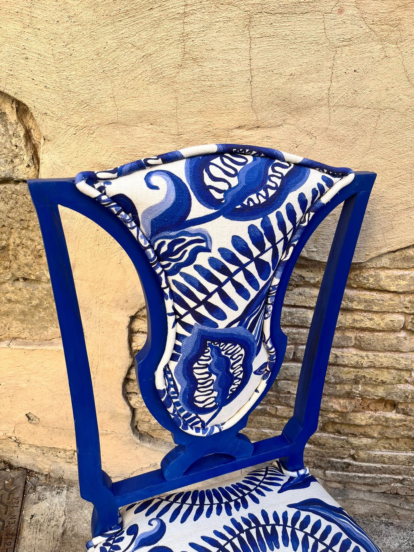 Silla vintage restaurada en azul cobalto con tapizado artístico