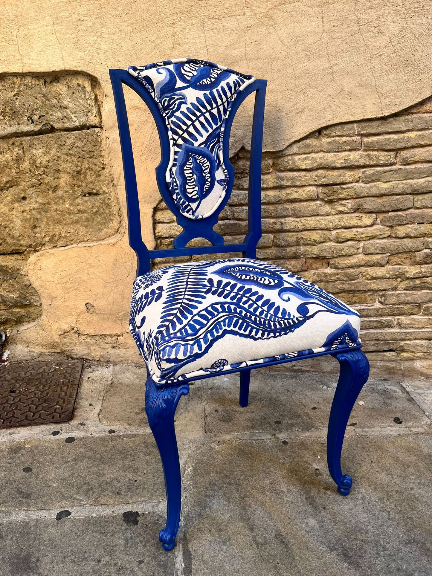 Silla vintage restaurada en azul cobalto con tapizado artístico