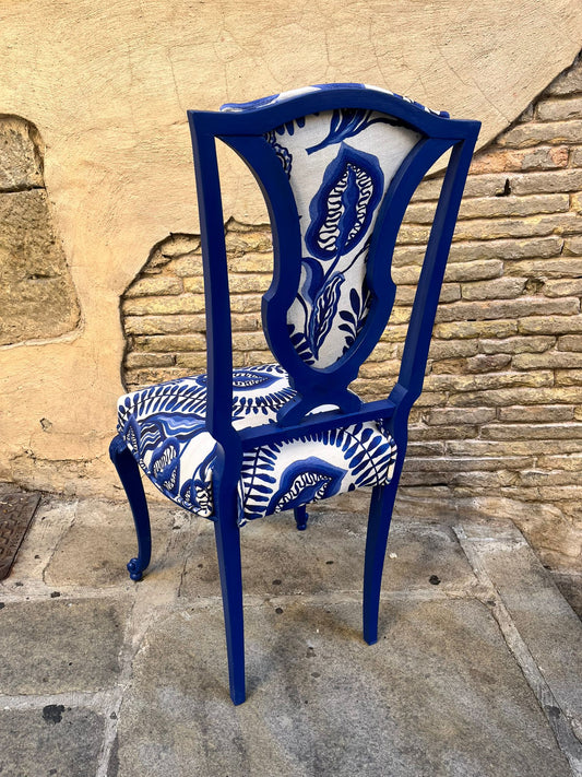 Silla vintage restaurada en azul cobalto con tapizado artístico