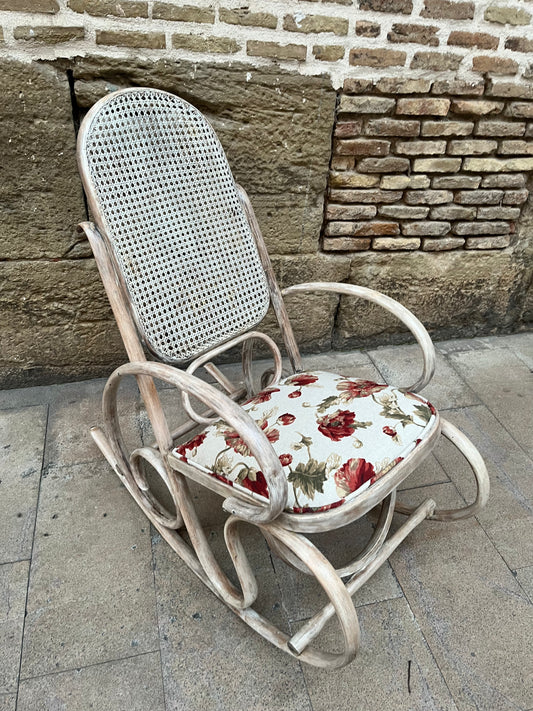 Mecedora de Madera Restaurada y Tapizada a Mano – Sillon de Mecedora