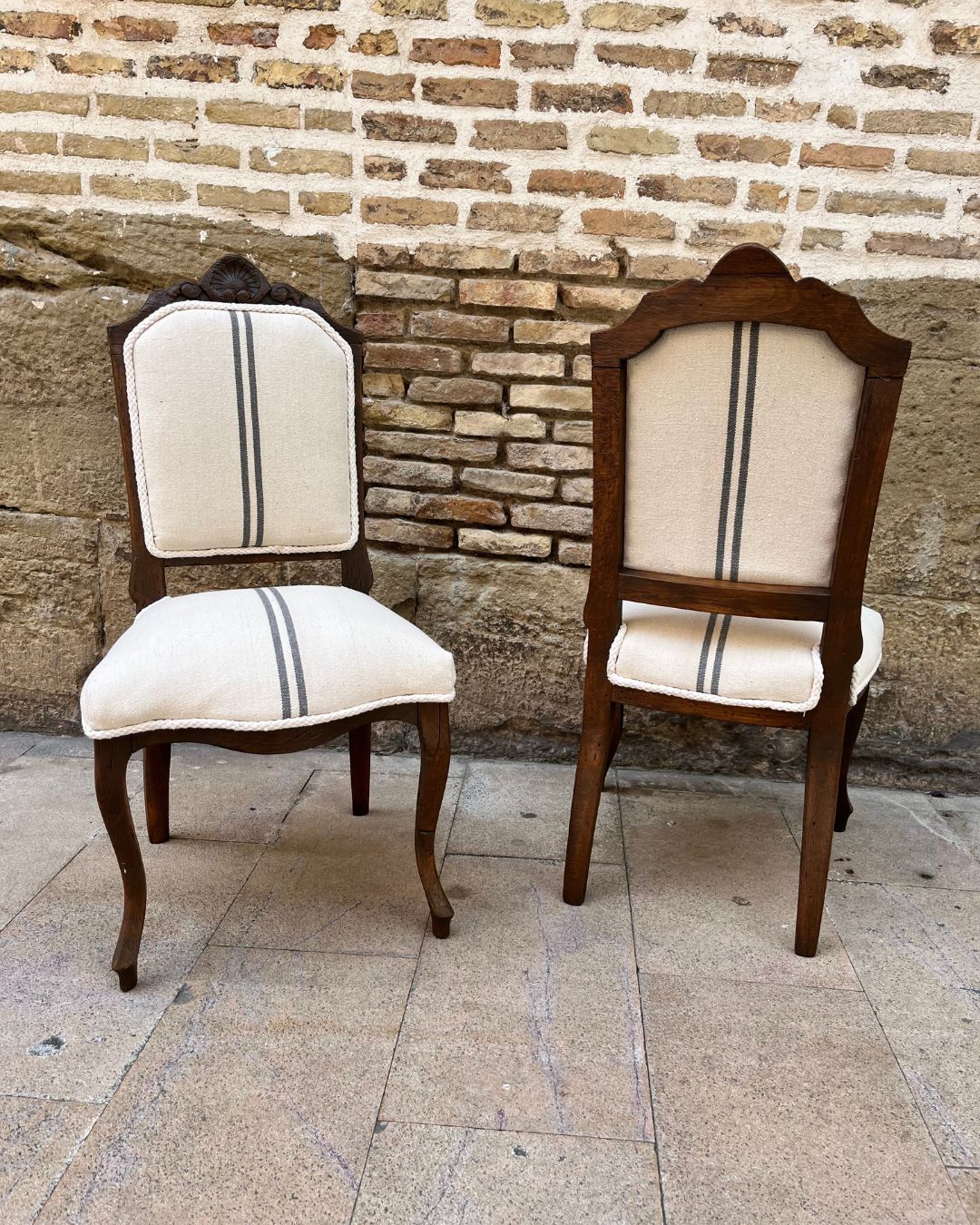 Pareja de Sillones Antiguos Restaurados en Madera Maciza con Tapizado de Lino