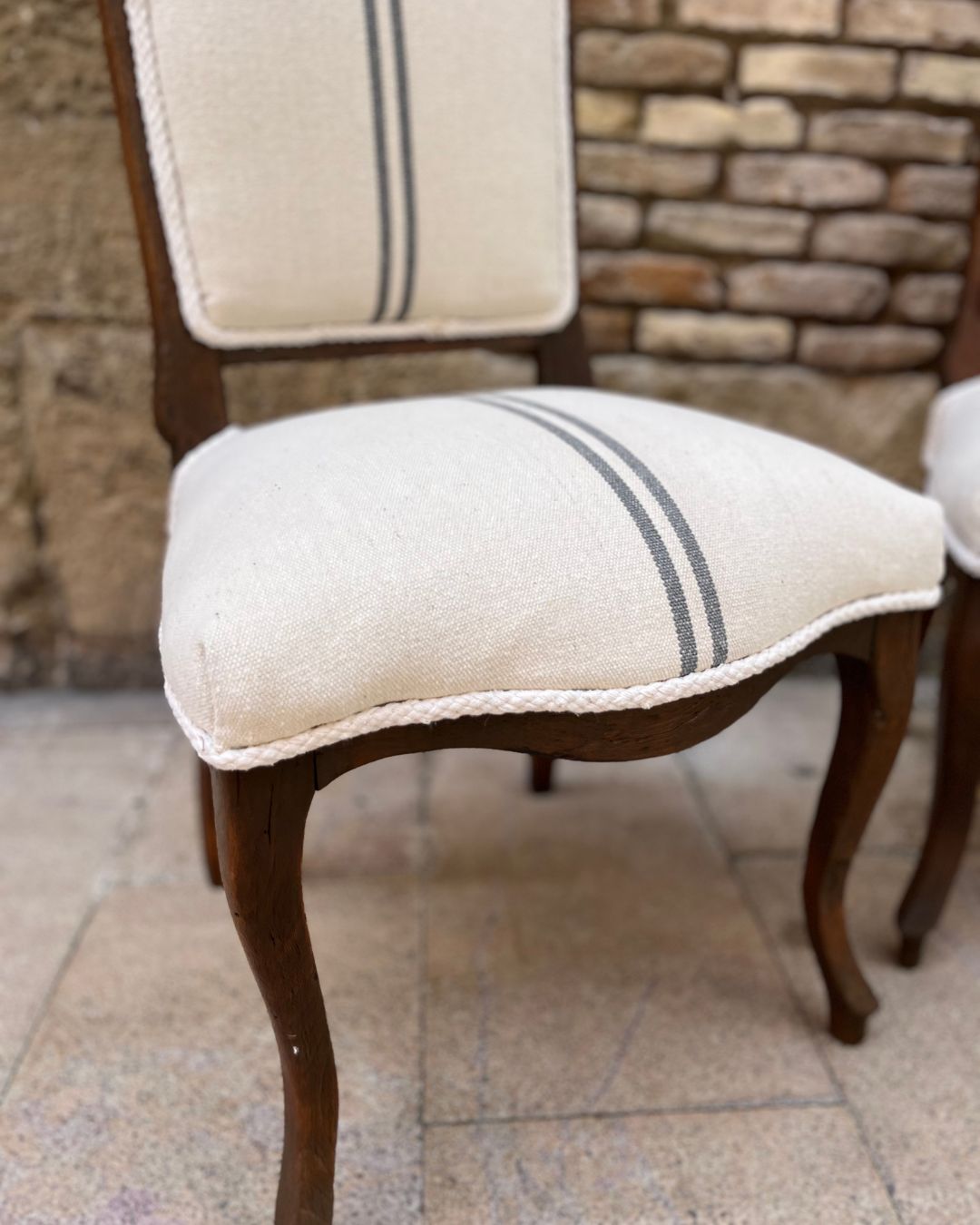 Pareja de Sillones Antiguos Restaurados en Madera Maciza con Tapizado de Lino