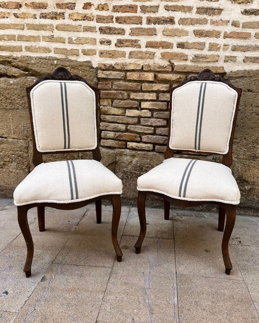 Pareja de Sillones Antiguos Restaurados en Madera Maciza con Tapizado de Lino
