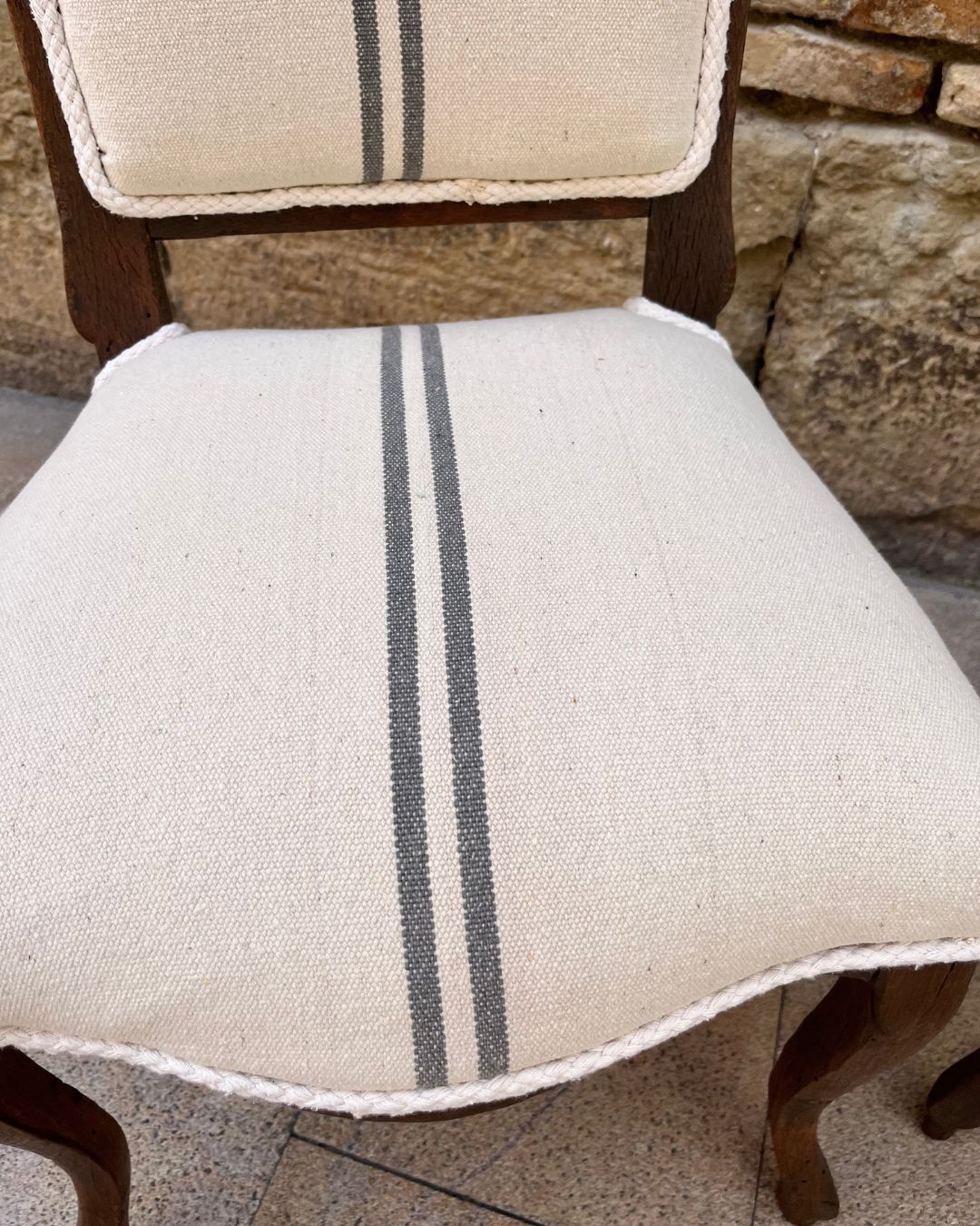 Pareja de Sillones Antiguos Restaurados en Madera Maciza con Tapizado de Lino