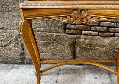 Mesa golpeada antes de ser restaurada