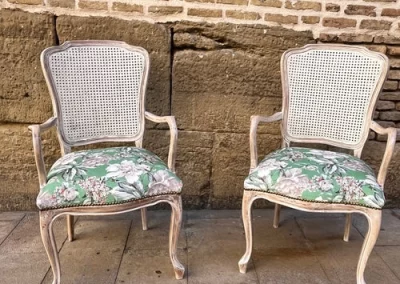 pareja de sillas antes de ser restauradas
