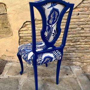 silla azul restaurada