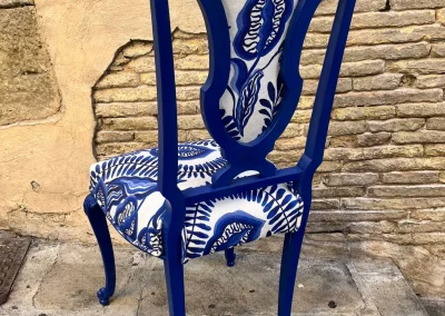silla azul restaurada