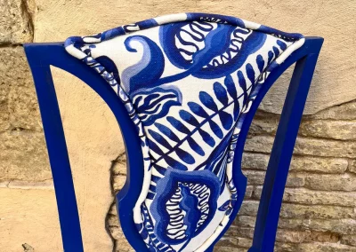 silla azul restaurada tejido